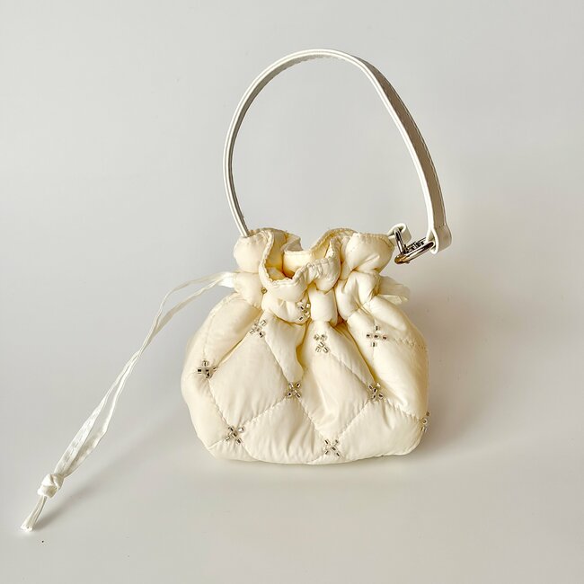 「色違いで3つも購入」3COINSの“ふわふわミニポーチ”かわいすぎて思わずまとめ買いしちゃった！「一目惚れして速攻ゲット」「見る度に気分が上がります！」