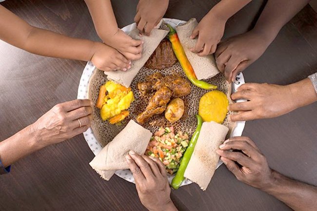 アフリカの多くの国では皆で大皿を囲み、分け合って食べるスタイルが一般的