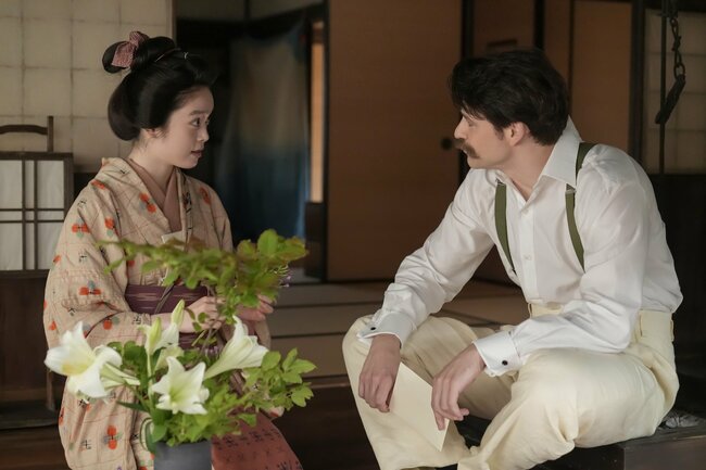 激変タエさま(北川景子)お茶も出せば、パイナップルも切る!トキ(高石あかり)と喜ぶ顔が少女のように愛らしい〈ばけばけ第39回〉