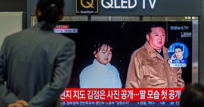 北朝鮮の67発“ミサイル乱射”と娘の写真公開、「金王朝」で何が起きているのか