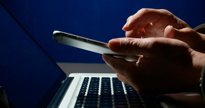 SNSで拡散されるデマなどの偽情報には注意したい