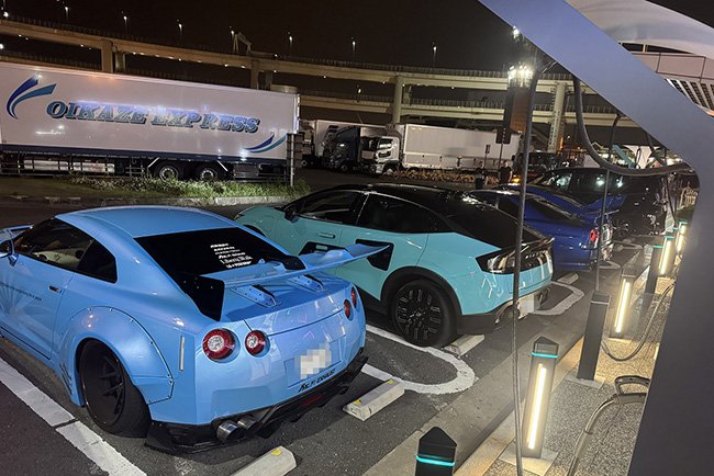 大黒PAでは、EVでないクルマが充電エリアに多数駐車されていた　Photo by F.Y.