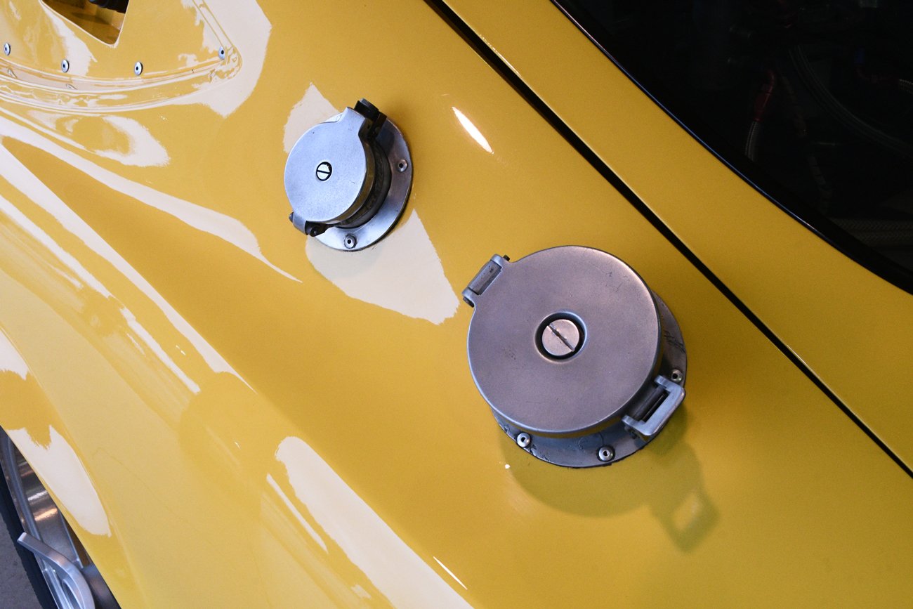 トヨタ2000GTスピードトライアル車レプリカ　燃料給油口。小さい方のリッドは給油時にタンク内のエアを抜くためのもの