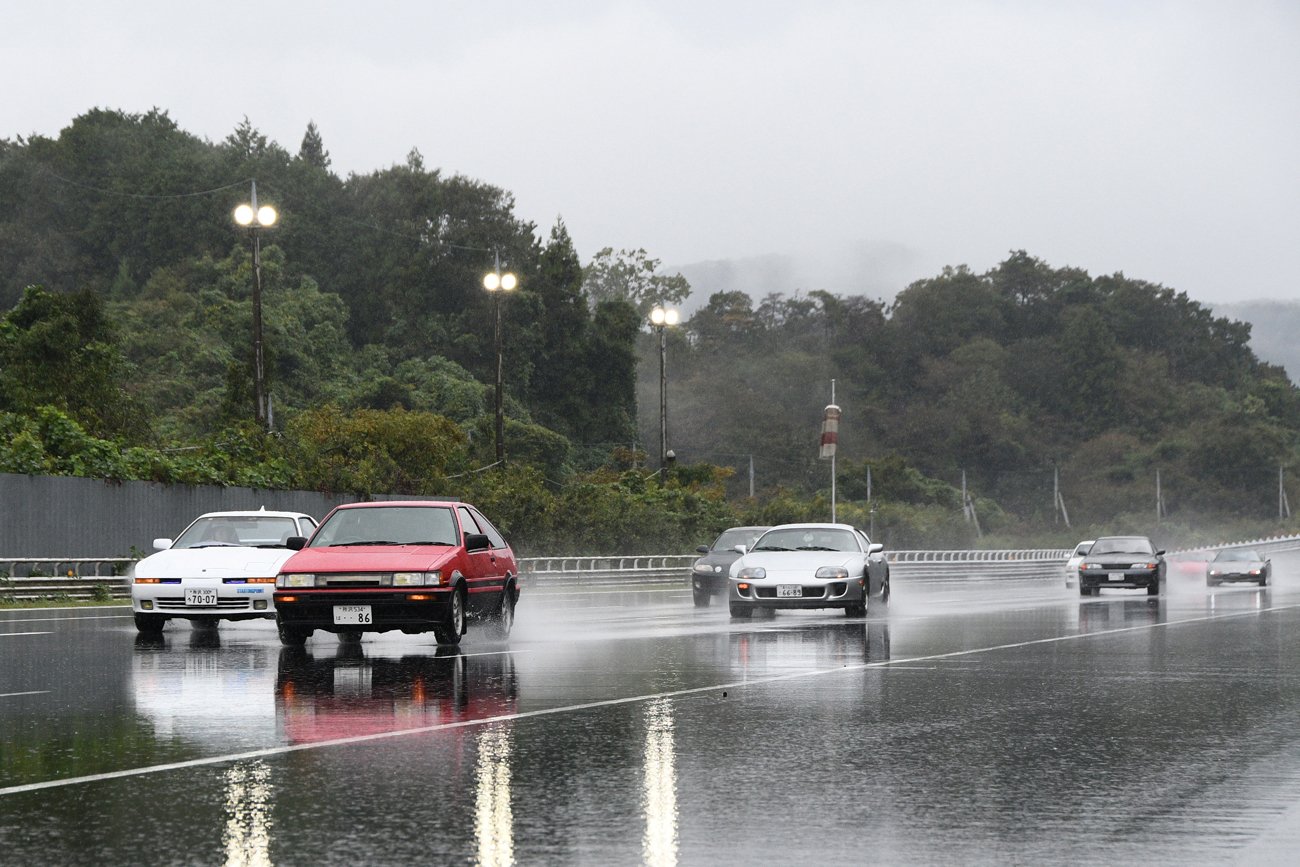 雨のなか行われた歴代名車によるパレードラン
