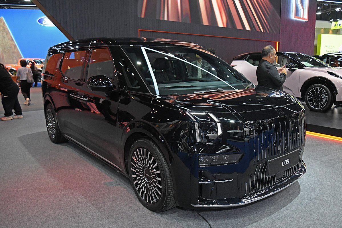 吉利汽車のプレミアムEVブランド・ジーカー「009」。全長5m超、全幅2m超のボディに140kWhバッテリー搭載、航続距離は800km超。日本導入のうわさも