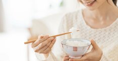 「炊き立てのご飯」と「冷やご飯」、血糖値が上がりにくいのはどっち？【太らない食べ方のコツ】