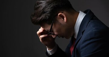 「ヤバいかも…」ストレス過多の人が無意識にやる「2人の有名人」と同じ行動とは？