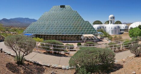 「完全に隔離された巨大な施設で、人間と3000種以上の生物が無期限の自給自足を目指したが、クルーは息も絶え絶えに逃げ出した…」。SFのようなコロニーを目指した「バイオスフィア2」の無残な結末