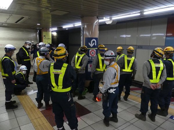 写真：日比谷線東銀座駅付近で実施中のレール交換作業（2）
