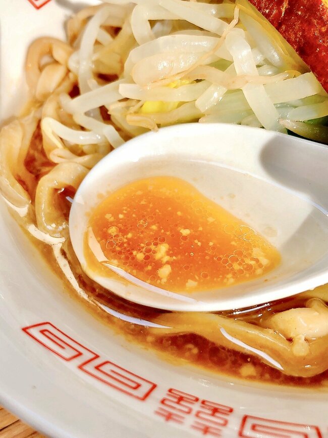 油の量にビビった…!セブンの“お家でつくる二郎系ラーメン”食べ応えがスゴすぎるよ!「二郎好きを落としにきたな」「これは頭ひとつ抜けてますね」