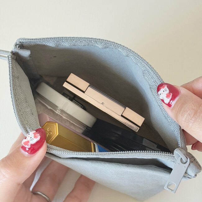 「バッグに毎日入れてる」無印良品の“収納力ばつぐんポーチ”コスメをまるっと収納できて頼りになる！ 「持ち歩きたいものは全て入る」「あまりにも良くて買い増した」 《購入レビュー》