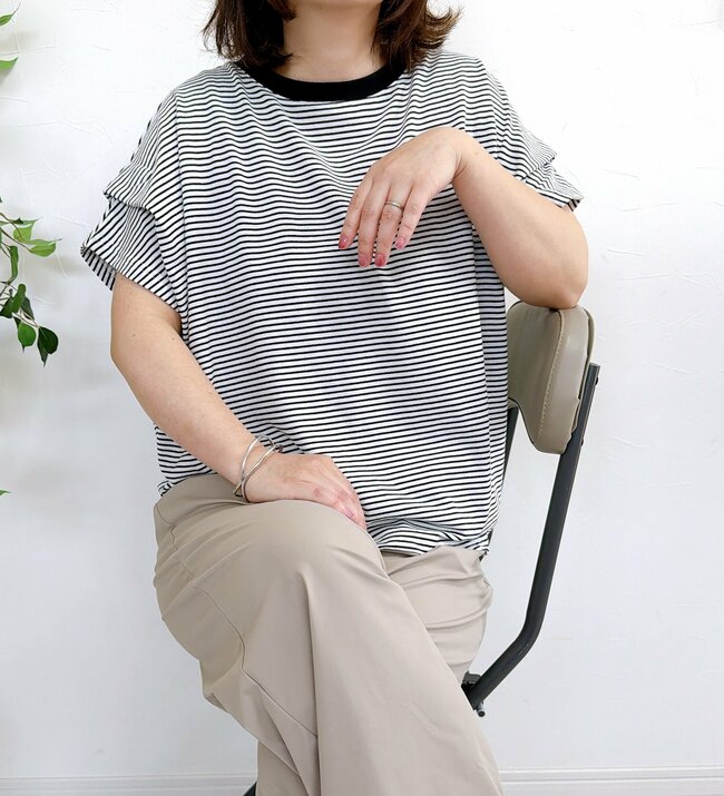 「色違いでリピ確定です！」ハニーズの“大人かわいいトップス”控えめな袖フリルが素敵すぎる…！「サラッとして夏に良い」「キャミワンピースの下に着たい」