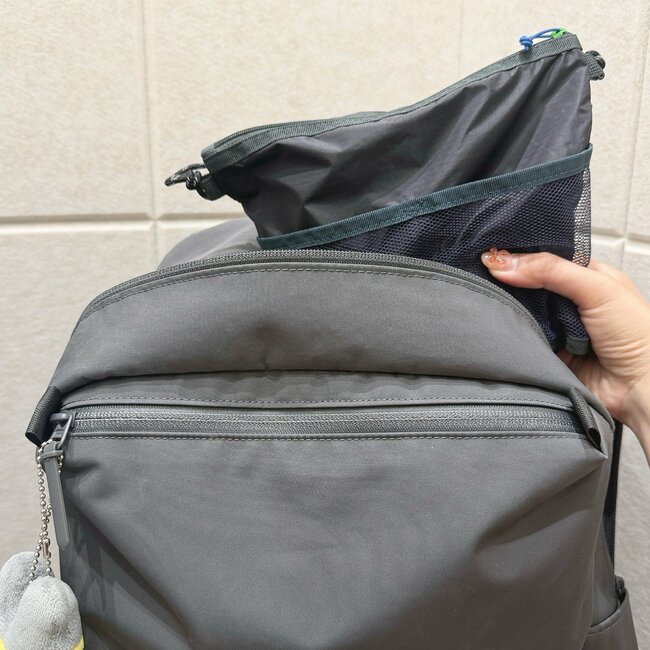 【ファミマ】「ラス1で買えた」約50gの“めちゃ軽バッグ”がポケットたくさんで便利！「もう一つほしいな」「可愛すぎて一目惚れ」《購入レビュー》