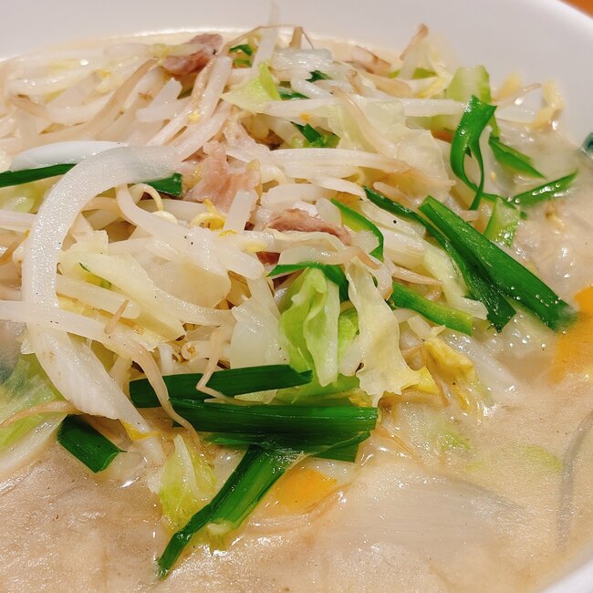 「ボリュームおかしくないですか?」日高屋の“てんこ盛りメニュー”具だくさんで麺が見えないよ!「美味しすぎて2日連続で食べてる」「腹パンになった」《実食レビュー》