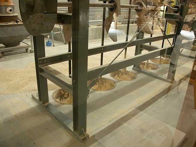 花坂陶石を機械で粉砕する工程。陶石の柔らかい部分は粉状になる