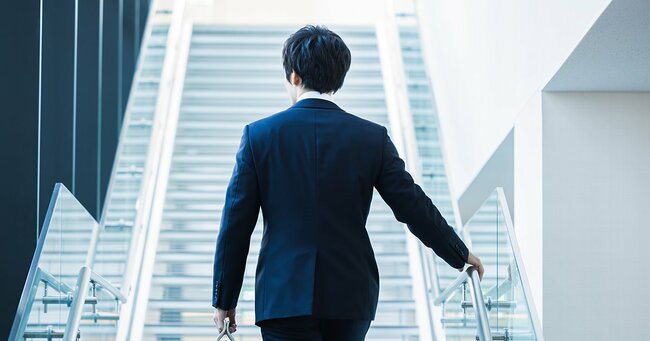 ビジネスパーソンの後ろ姿