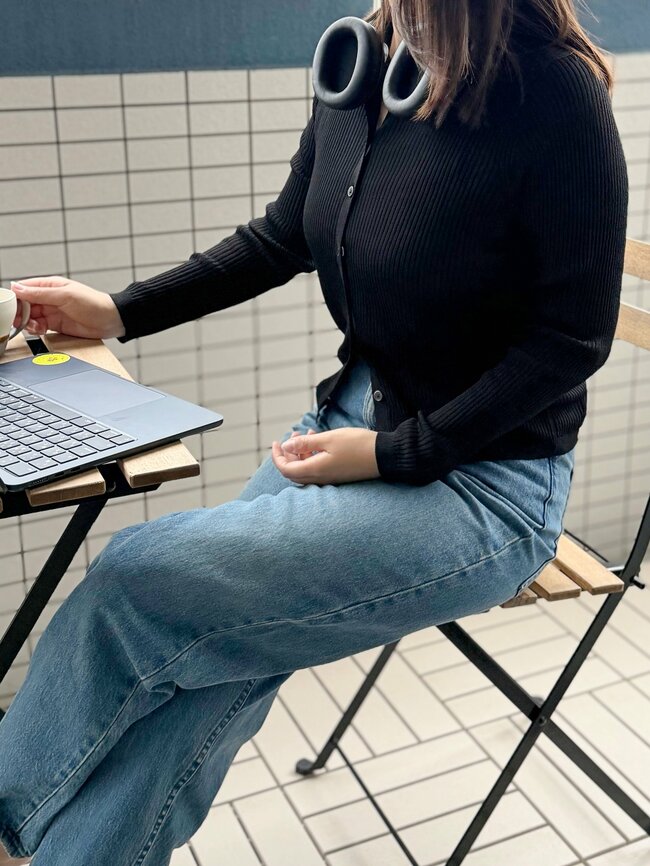 「マイナス5kg見え」「2枚買いした」ユニクロの“着痩せトップス”が色違いも欲しくなるオシャレさ！「シワにならないから最高」《購入レビュー》