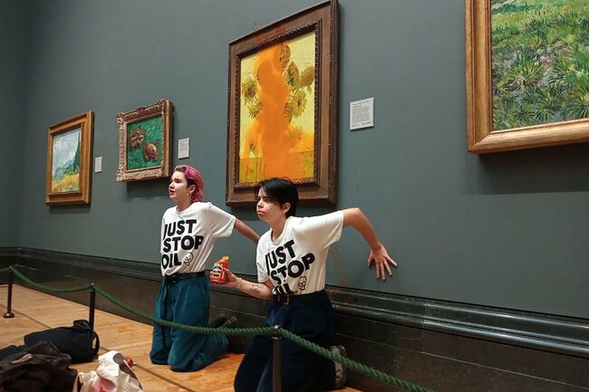 ロンドンの「ナショナル・ギャラリー」で、ゴッホの代表作「ひまわり」にトマトスープを投げ付けた環境保護団体の活動家（イギリス・ロンドン）