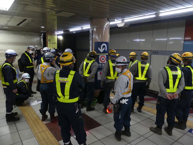 写真:日比谷線東銀座駅付近で実施中のレール交換作業(2)