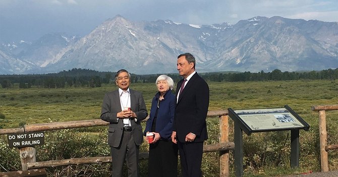 風光明媚な米ジャクソンホールで会話を交わす日本銀行の黒田東彦総裁、FRBのジャネット・イエレン議長、欧州中央銀行のマリオ・ドラギ総裁