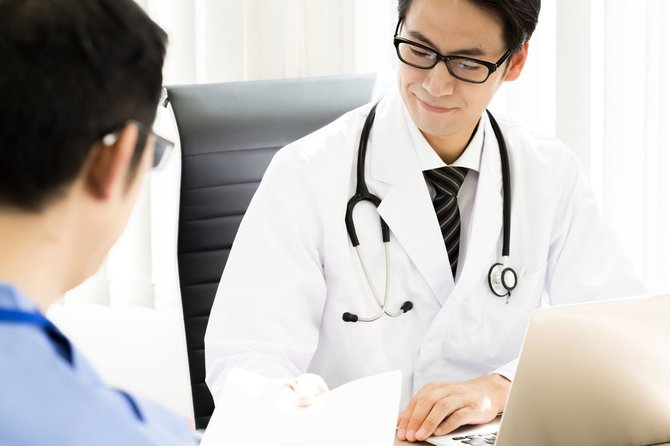 医者が怪しい治療法を提供するケースもあります