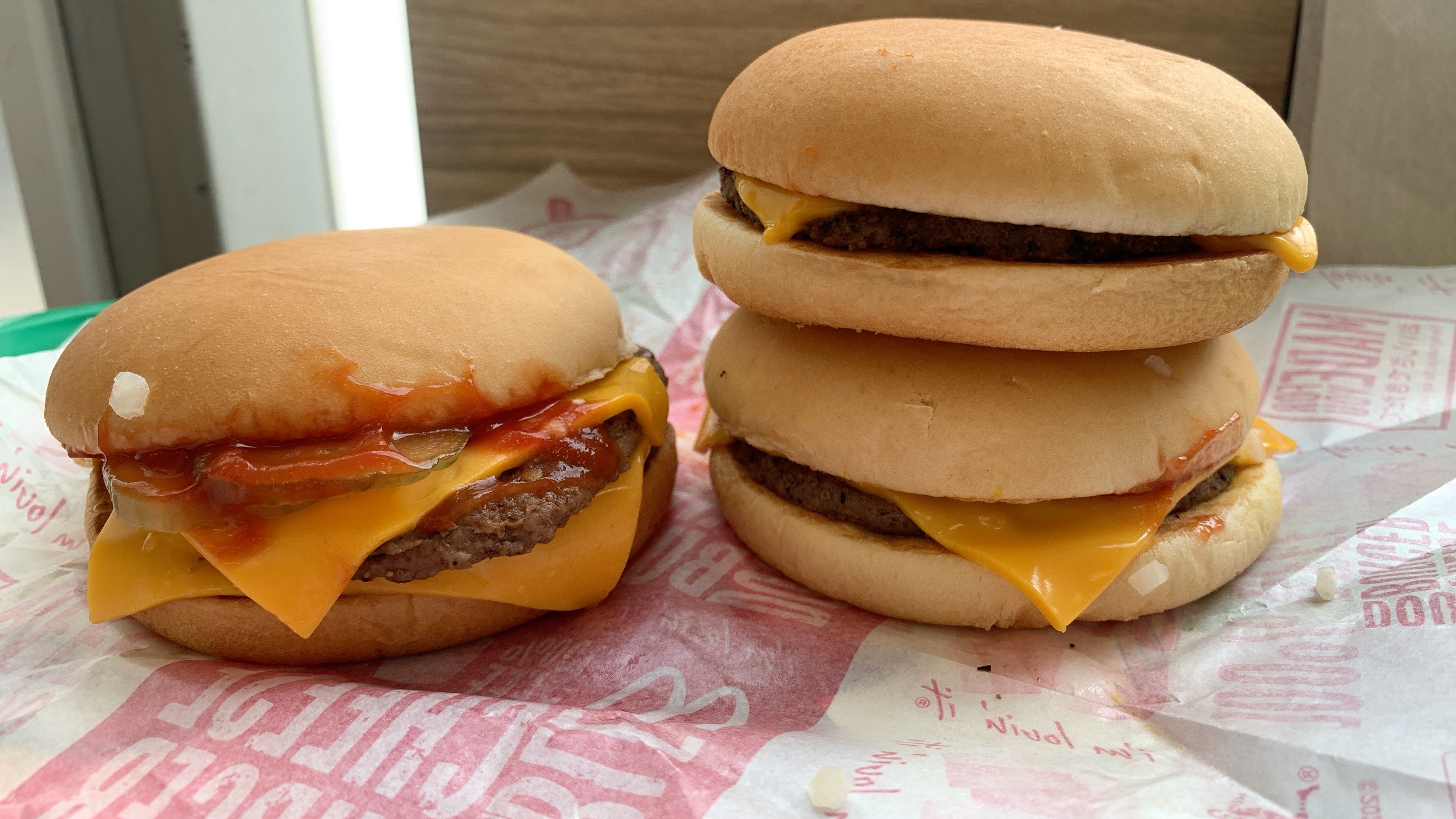 マックで「Wチーズバーガーを買う客」と「チーズバーガーを頼む客」の決定的な違い〈再配信〉