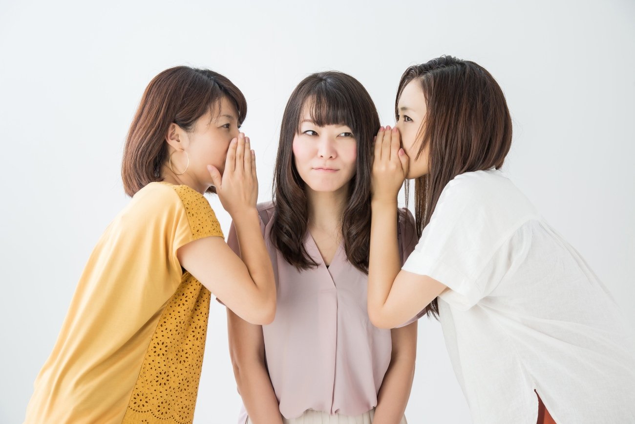 【日経掲載で話題沸騰!】あなた職場で「サイレント減点」されてない?「陰口を言われる人」の特徴3選
