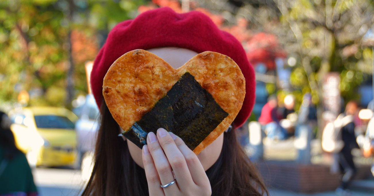 育ちがいい人はおせんべいをどう食べる?