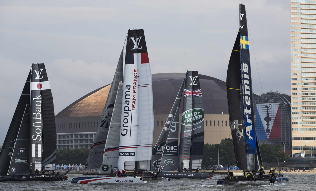 日本で開催されたアメリカズカップで<br />ランドローバーBARが優勝した