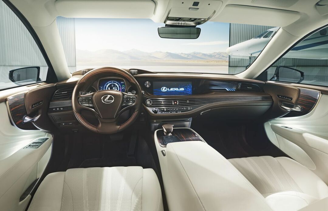 LEXUSの新型LSがついに登場 <br />3.5リッターV6ツインターボも搭載