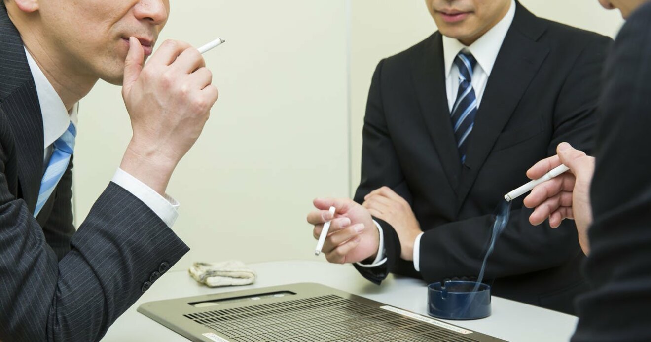 喫煙後45分は「職場出禁」の有名企業も、たばこ臭さが会社に与える大損失 | 情報戦の裏側 | ダイヤモンド・オンライン