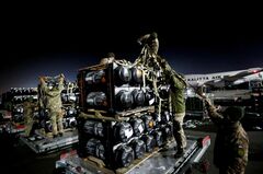 米政府、ウクライナへの武器供与急ぐ　困難に直面も