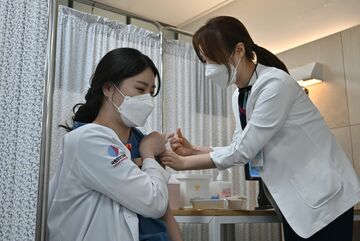 ワクチン接種進まぬアジア、揺らぐ景気回復