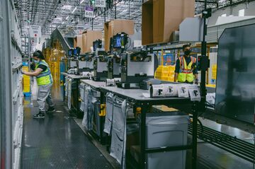 アマゾンの利益、予想を大幅に上回る　4-6月期