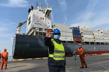 インド人船乗り、海上に足止め　船員不足の危機も