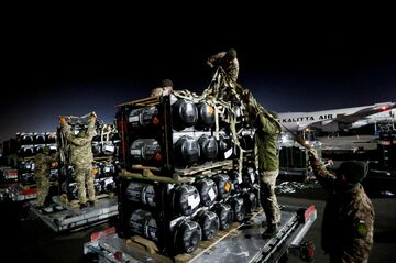 米政府、ウクライナへの武器供与急ぐ　困難に直面も