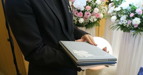 40代タイミーおじさんが葬儀場で発見した「かなり効果ありそう」な広告