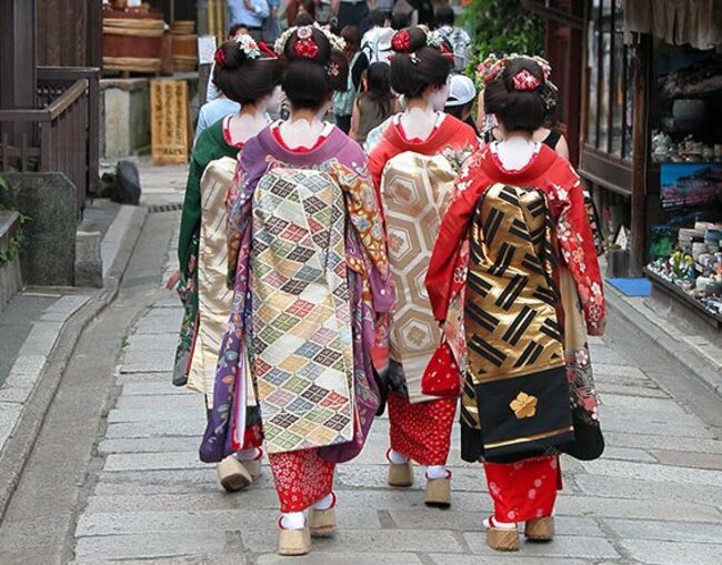 京都で一番歴史のある上七軒では艶やかに着飾った舞妓さんに出会えるチャンスも！