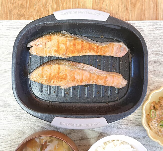 「買って大正解です」「最高に美味しい」カインズの“天才プレート”レンジで魚が焼けて万能すぎる…！「焼き魚の匂いが軽減！」
