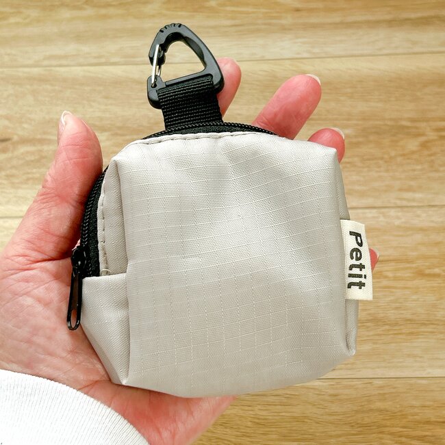 ミニ財布にちょうどいい…!セリアの「ミニチュアみたいなポーチ」ガバッと開いて取り出し楽ちんです!