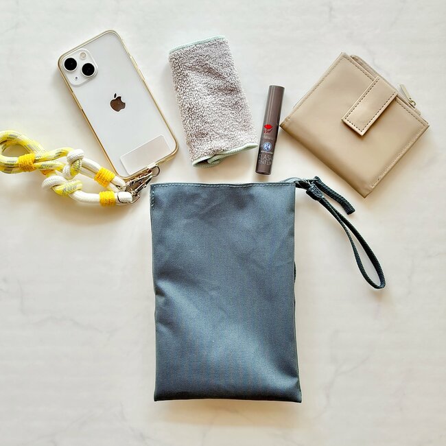 「ポケットがわりに使ってます」無印良品の“大きく開くサコッシュ”が使い道いろいろで優秀すぎる!「サッとお出かけできて最高」「見た目以上の収納力」