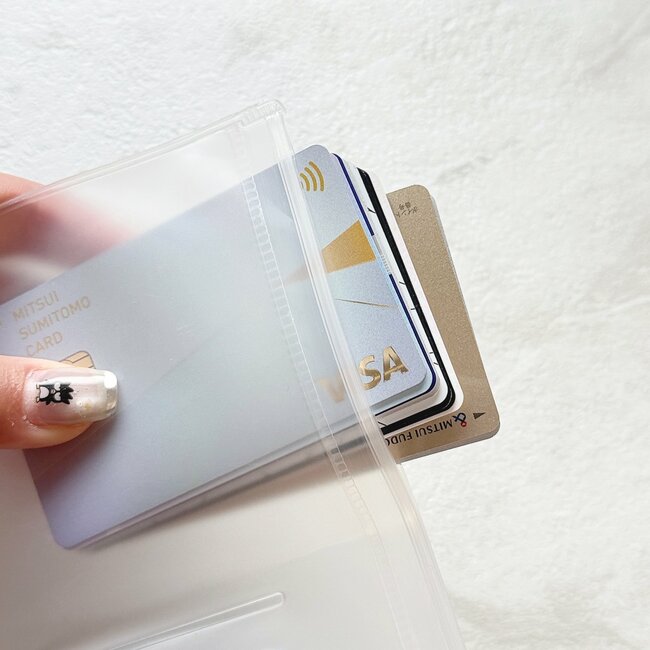 カードや診察券が30枚入った!セリアの“くるっとまとまるポーチ”バッグの必需品になりました!「試供品を入れるのにめっちゃ良かった」「洗顔から100円玉まですっきり入っていい感じ」