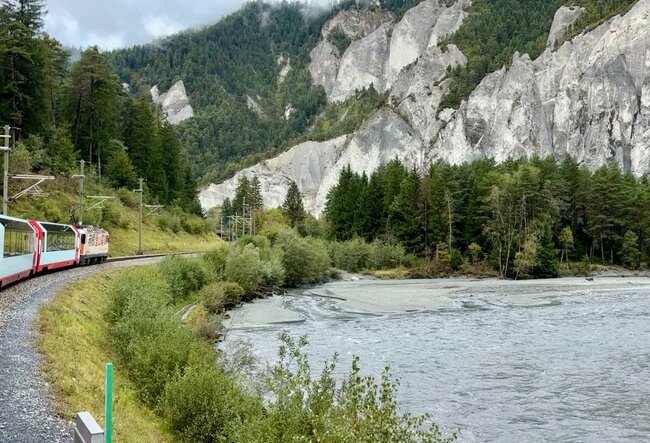 ライン川沿いに走る氷河特急の機関車に漢字が見え隠れする