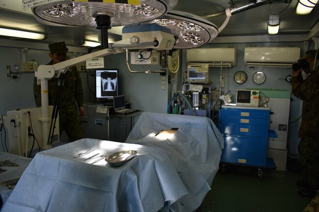 陸上自衛隊の野外手術システムの中の手術車