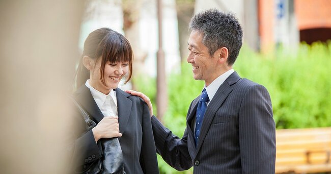 中年の男性と若い女性