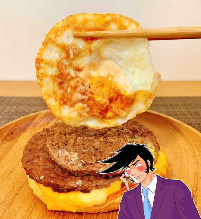 【マック】「ばかウマでした」17時から頼める“やけくそバーガー”肉もチーズも入れすぎだよ!「マジでお昼も食べたい」「満腹になりました」《実食レビュー》