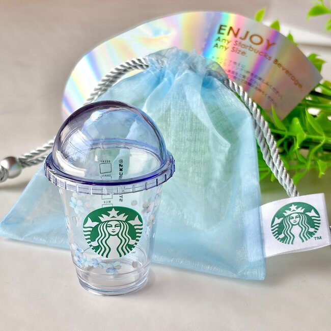 「買えたのでハッピー」「キラキラ可愛い」スタバの“青空みたいなポーチ＆ミニカップ”ドリンク券付きでコスパ良すぎる！「お得感ましまし」