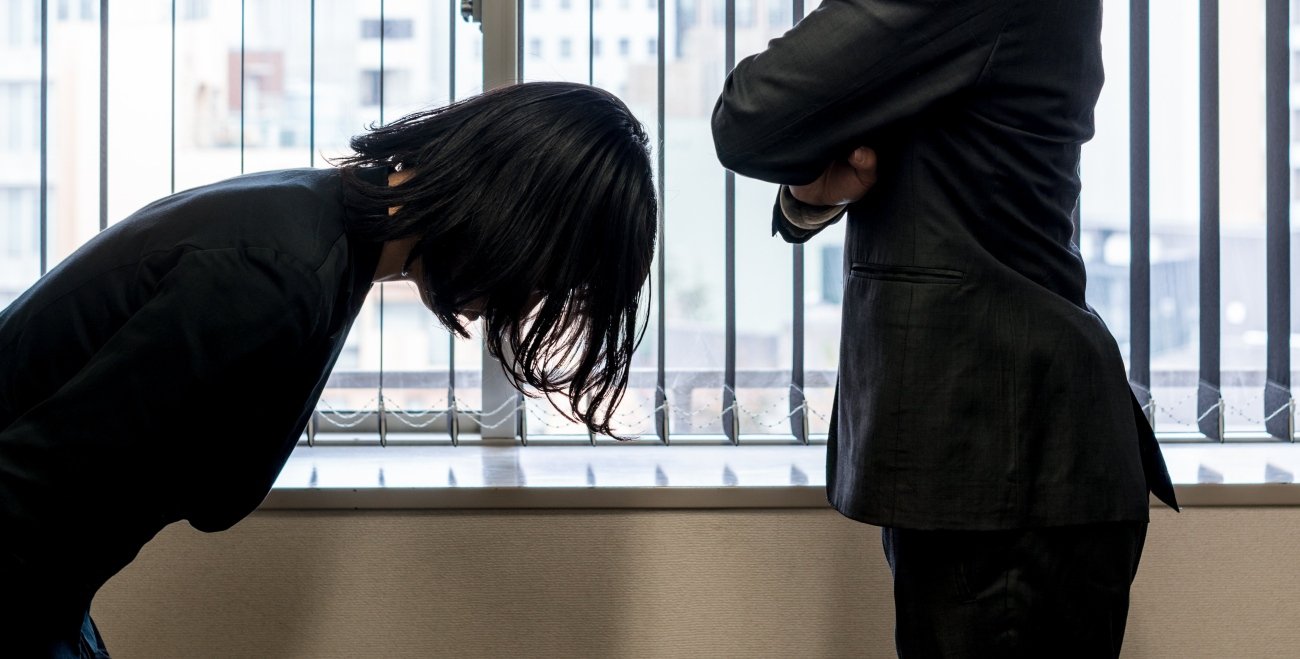 【すぐにやめて】近くにいると運気が下がる、「自己評価の低い人」がやりがちなこと