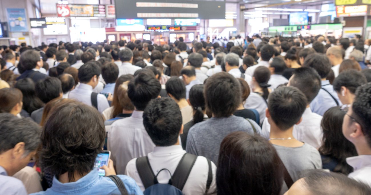 混雑するターミナル駅の様子