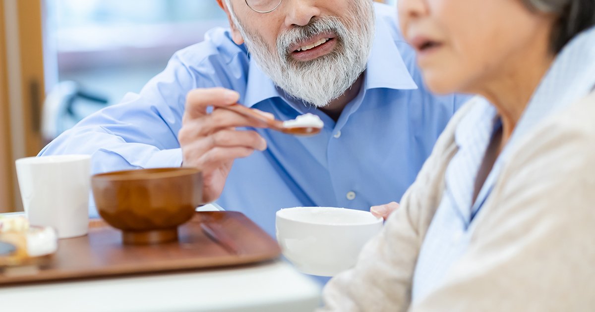 妻に食事をさせる夫